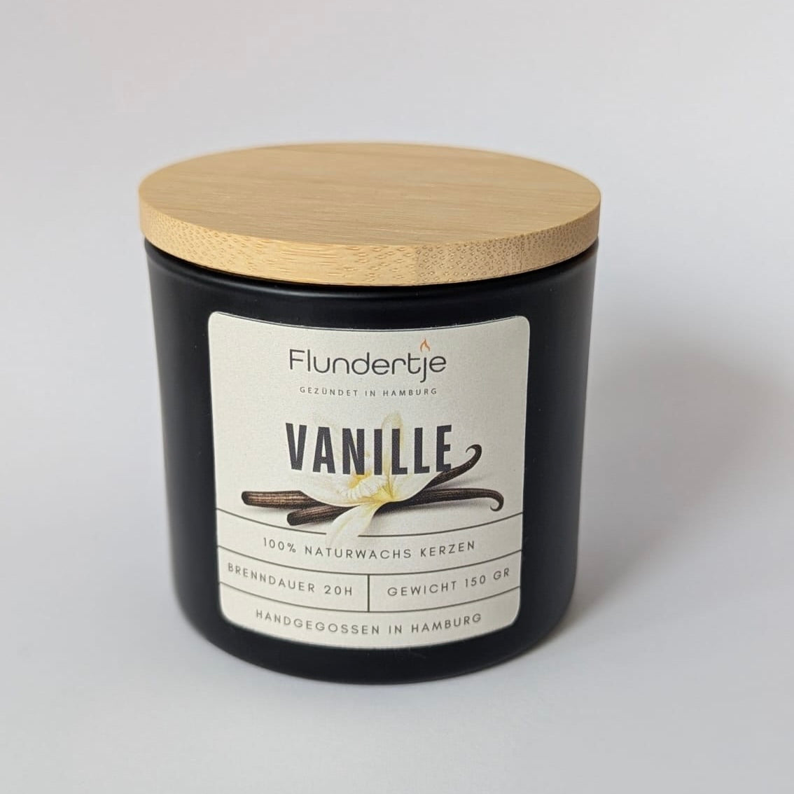 Vanillekerze im schwarzen Glas mit Holzdeckel von Flundertje