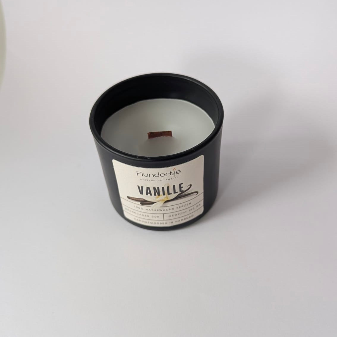 Handgegossene Vanillekerze mit Holzdocht im schwarzen Glas