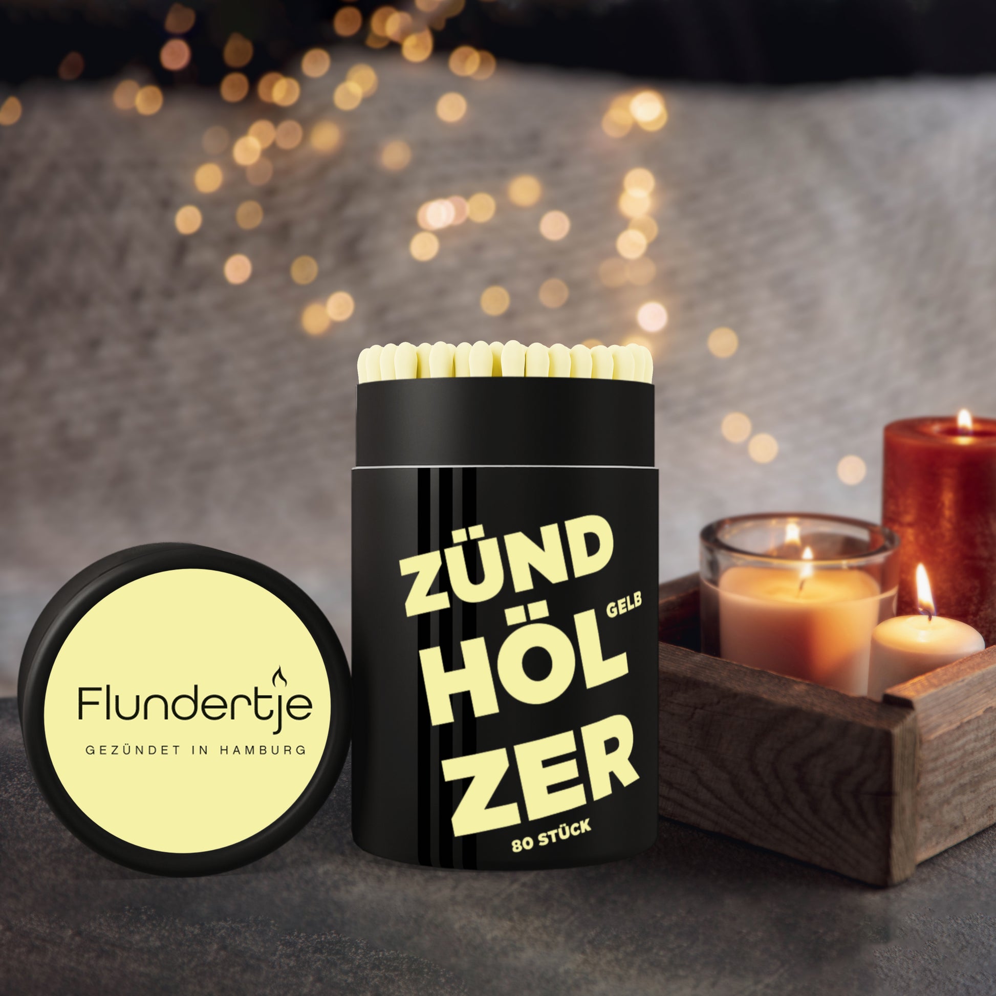 Zündhölzer mit gelben Köpfen von Flundertje in stimmungsvoller Kerzenszene