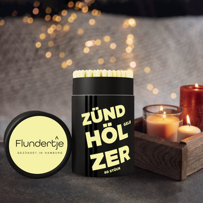 Zündhölzer mit gelben Köpfen von Flundertje in stimmungsvoller Kerzenszene