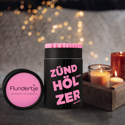 Streichhölzer mit rosa Köpfen von Flundertje in stimmungsvoller Kerzenszene